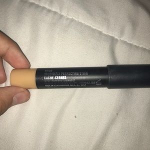 MAC CONCEALER STICK SHADE NC30